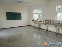 体育场教室出租 自带桌椅板凳黑板