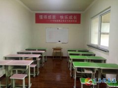 体育场教室出租 自带桌椅板凳黑板