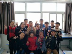 扫二维码就可参与快乐魔方作文助力红包活动，全年学费减减减