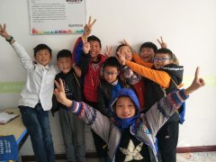 扫二维码就可参与快乐魔方作文助力红包活动，全年学费减减减