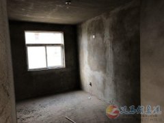 因急用钱，三室一厅低价毛坯房出售，地位位置好，随时看房！