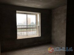因急用钱，三室一厅低价毛坯房出售，地位位置好，随时看房！