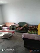 常苑东区19号楼六楼水电暖齐全，有简单家具，阳台已封。