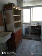 常苑东区19号楼六楼水电暖齐全，有简单家具，阳台已封。