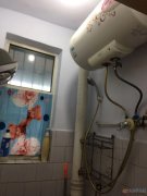 水、电、暖、空调、热水器、家具齐全，月租300元