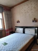 1楼，带个小院，2室1厅，鸿庆公园附近，800元/月