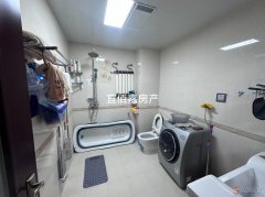 水岸华庭，三室两厅135平，精装，领包入住，36,8万，好楼