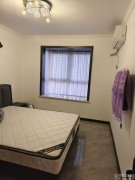 精装电梯房，中楼层非常新，94平2室2厅地暖，暖燃齐拎包入住